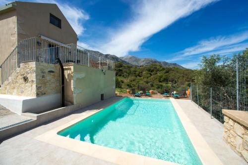 PátimaVilla Cretan View with Heated Swimming Pool的房屋前的游泳池