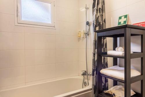 桑塔纳Casa da Olides - T3的带淋浴、浴缸和毛巾的浴室