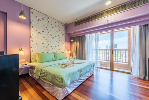 八打灵再也Resort Suites @ Sunway Pyramid & Sunway Lagoon的一间卧室设有一张床和一个大窗户