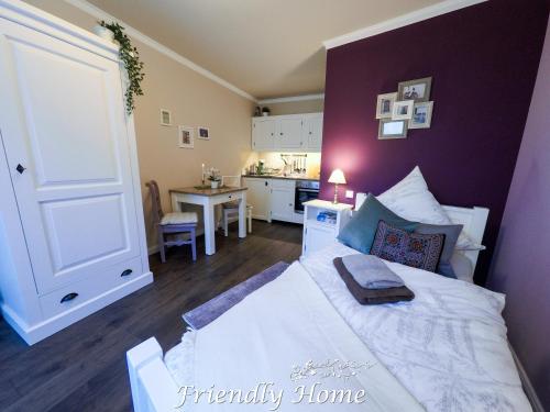 BrenigFriendly Home - Einzelappartement "Calm" Köln Bonn Phantasialand的一间带白色床的卧室和一间厨房