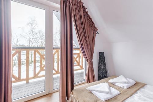 Białka TatrzanskaFolk Vibe的一间卧室设有一张床和一个大窗户