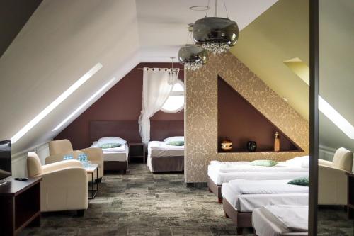 克拉科夫Hotel Fero Express POKOJE KLIMATYZOWANE AC的一间房间,配有一束床和椅子