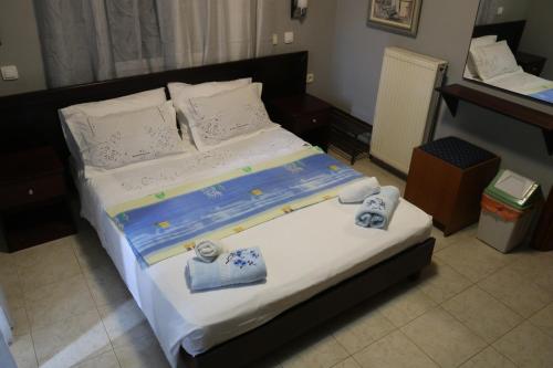 梅加尼西岛Ellis Studios的一间卧室配有一张大床和毛巾