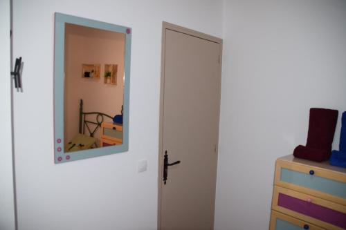 贝尔加Apartamentos loli的卧室旁的一面镜子门