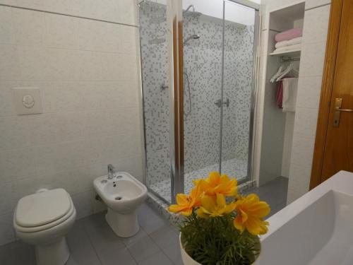 佩萨罗Casa LorEn的浴室配有卫生间、盥洗盆和淋浴。