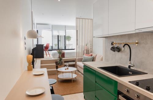 约阿尼纳MadaM Apartments - elegant, cozy, comfortable, central的一个带绿色橱柜的厨房和一间客厅