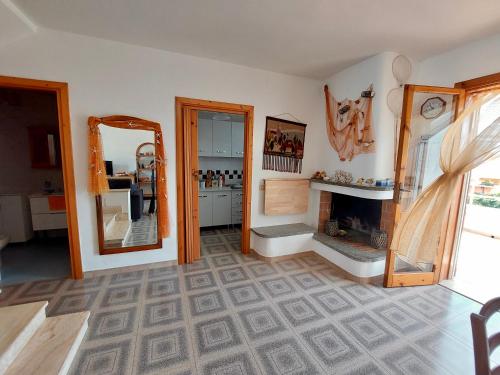 切萨雷奥港Villino Trazza presso villaggio Solaria的客厅设有壁炉和镜子