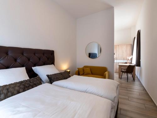 许尔特GLEUEL INN - digital hotel & serviced apartments & boardinghouse mit voll ausgestatteten Küchen的酒店客房,设有两张床和一张沙发