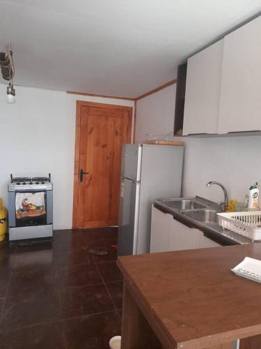 皮尔克Cabaña de campo en Pirque的厨房配有冰箱、水槽和炉灶。