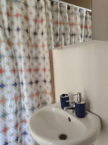 皮尔克Cabaña de campo en Pirque的浴室设有白色水槽和镜子