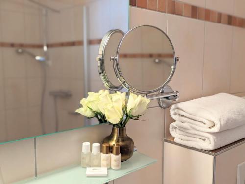 班贝格Hotel Martin am Dom的浴室设有花瓶和镜子