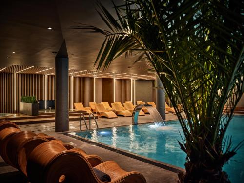 克拉科夫AC Hotel by Marriott Krakow的酒店大堂的游泳池,设有喷泉