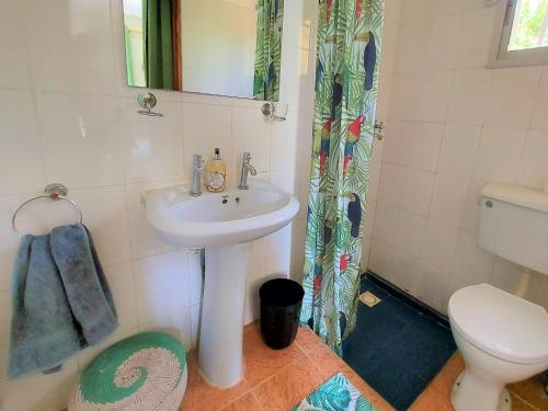 BijiloBougainvillea House的一间带水槽和卫生间的浴室