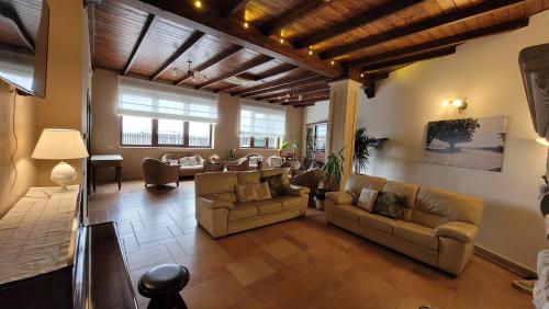 Bisaccia多莫斯洛穆列亚酒店的一间带两张沙发的客厅和一间带