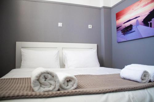 阿特米达EMVI APARTMENTS III seaview near airport的一间卧室配有带毛巾的床