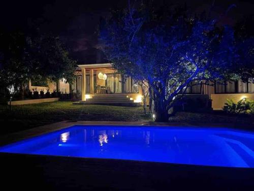 维兰库卢什VillaFour@Tsai-Tsai的夜晚在房子前面的一个蓝色泳池
