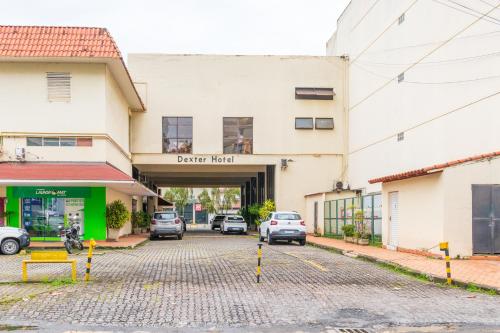 沃尔塔雷东达Dexter Hotel - Volta Redonda的停车场,停车场停在大楼前