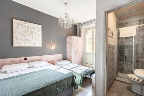 罗马Domus Ferruccio的一间卧室设有一张床和一间浴室。