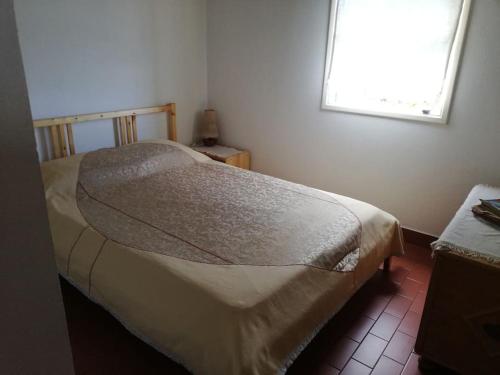 Quinta do Girassol - AL的一间带床的卧室,位于带窗户的房间内