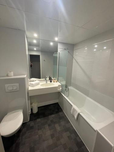 达迪利KYRIAD DIRECT LYON NORD - Dardilly的浴室配有卫生间、盥洗盆和浴缸。