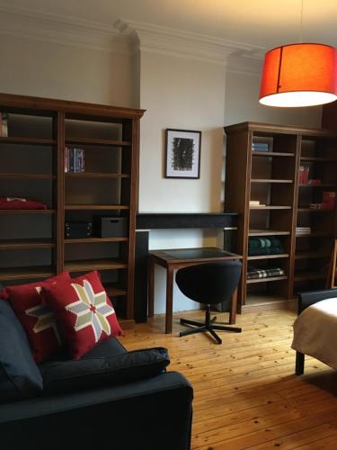奥纲赖泽Overijse’s cosiest double room的带沙发和书桌的客厅
