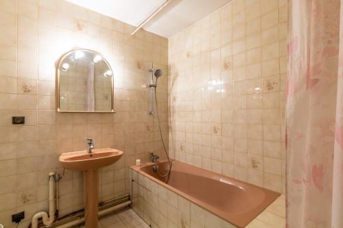 伊帕尼Chez Laurent的浴室配有盥洗盆和浴缸。