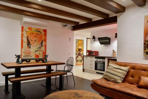 滨海托萨Can Senio 2的客厅配有沙发和桌子