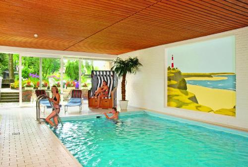 诺尔登堤岸布赫霍尔茨弗罗曼斯乡村酒店的两个女孩在游泳池玩耍