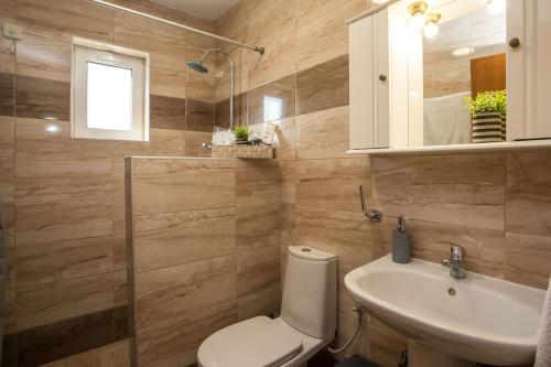 法里拉基FALIRAKI CITRUS GARDEn的一间带卫生间和水槽的浴室