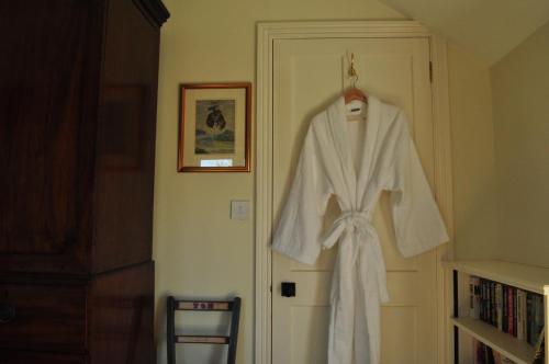 TunstallRose Cottage的挂在房间门上的一件长袍