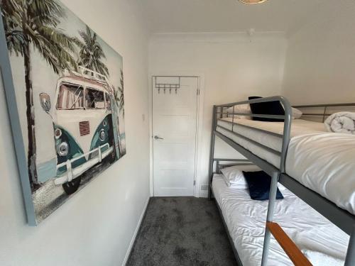 波尔顿乐法尔德Light And Spacious Highcross Apartment的一间卧室配有一张双层床和一张面包车的照片