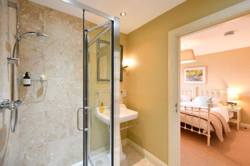 波特帕特里克Cedar Lodge的卧室旁的浴室设有步入式淋浴间