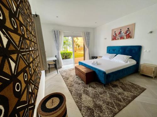 安布希德拉特里穆COCODY ROC的一间卧室设有蓝色的床和窗户。
