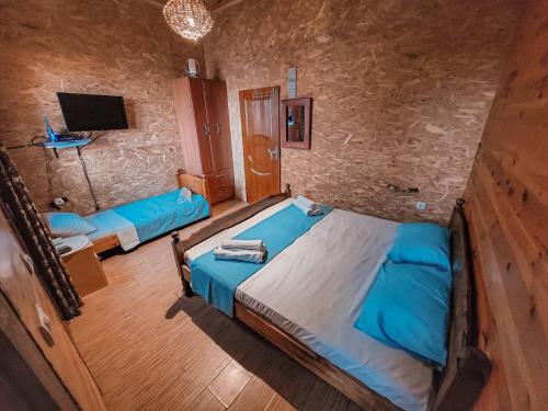 乌尔齐尼River house Velero的一间卧室配有2张蓝色的床和电视