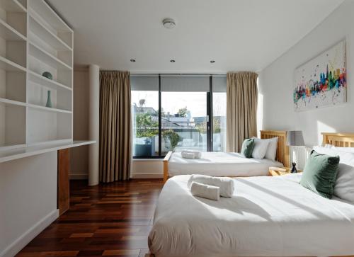 伦敦Farringdon Laceby apartments的酒店客房设有两张床和窗户。
