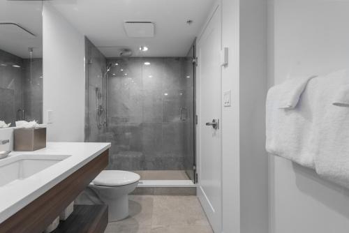 温哥华UBC西海岸套房公寓式酒店的带淋浴和卫生间的白色浴室