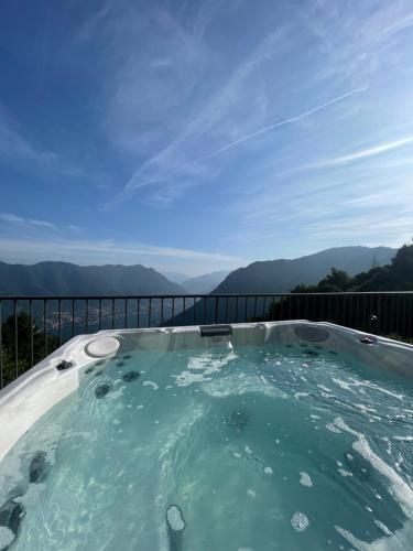 布鲁纳特Hotel Paradiso Como的山景热水浴池