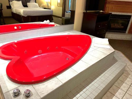 尼亚加拉瀑布Super 8 by Wyndham Niagara Falls by the Falls的在酒店客房内的红色浴缸