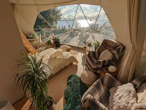 Wapnicabeautiful located dome的带大窗帐篷的客房