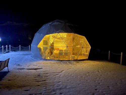 Wapnicabeautiful located dome的冰屋在晚上的雪中被点亮
