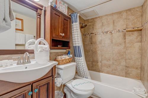 代托纳海滩Harbour Beach Resort 611的浴室配有盥洗盆、卫生间和浴缸。