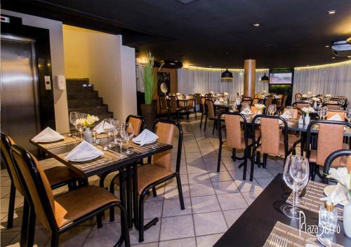 泰谢拉迪弗雷塔斯Lord Plaza Hotel的配有桌椅和酒杯的餐厅