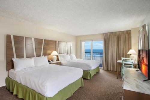 大洋城Americana Hotel Boardwalk的酒店客房设有两张床和一个阳台。