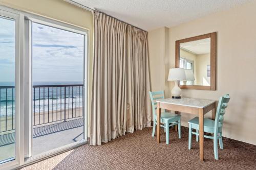 大洋城Americana Hotel Boardwalk的酒店客房设有一张桌子,享有海景。