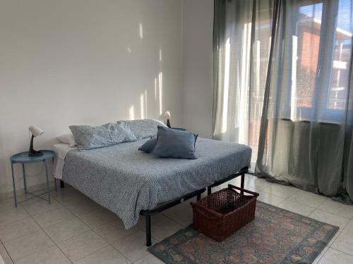 德鲁恩托Guest House MICINI的白色客房的一张床位,设有窗户