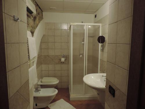 圣乔瓦尼·罗通多Tenuta Chianchito的带淋浴、卫生间和盥洗盆的浴室