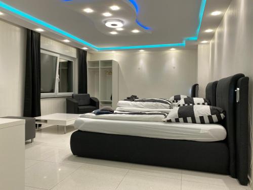 埃森Aparts House - Balkon-WiFi-Kitchen的一间卧室配有一张蓝色天花板的床