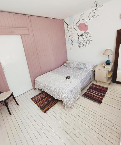贝尔维尔Departamento amoblado的一间小卧室,配有一张床和一张桌子