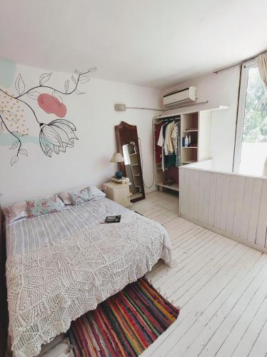 贝尔维尔Departamento amoblado的一间卧室配有一张床,墙上挂着鱼壁画