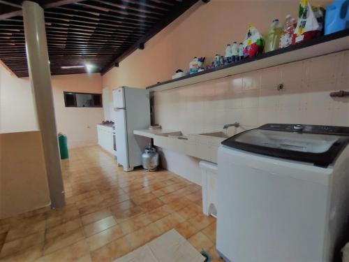 若昂佩索阿A Oca Hostel Bar的客房内的厨房配有洗衣机